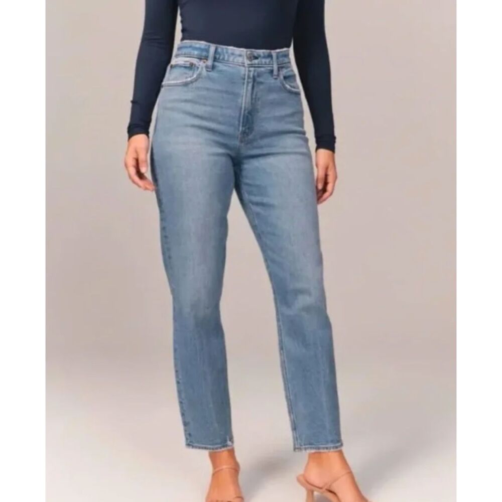Abercrombie & Fitch Curve Love The Mom High Rise Jeans Light Wash Size 27 / 4R